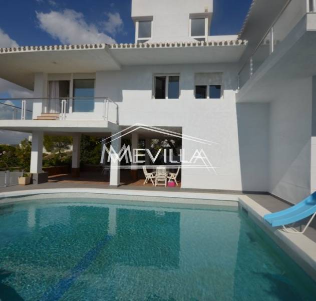 Luxe strandvilla te koop