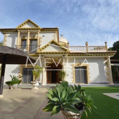 Außergewöhnliche Luxusvilla zum Verkauf in Campoamor, Orihuela Costa