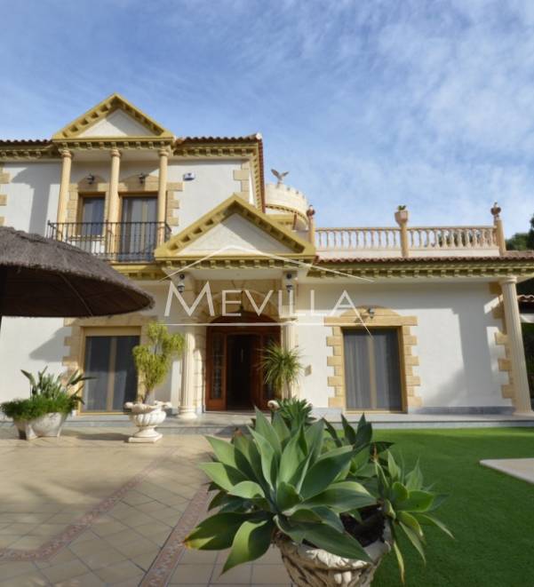 Außergewöhnliche Luxusvilla zum Verkauf in Campoamor, Orihuela Costa