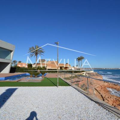 To enjoy the Costa Blanca, we have exclusive villas in Cabo Roig, Orihuela Costa 