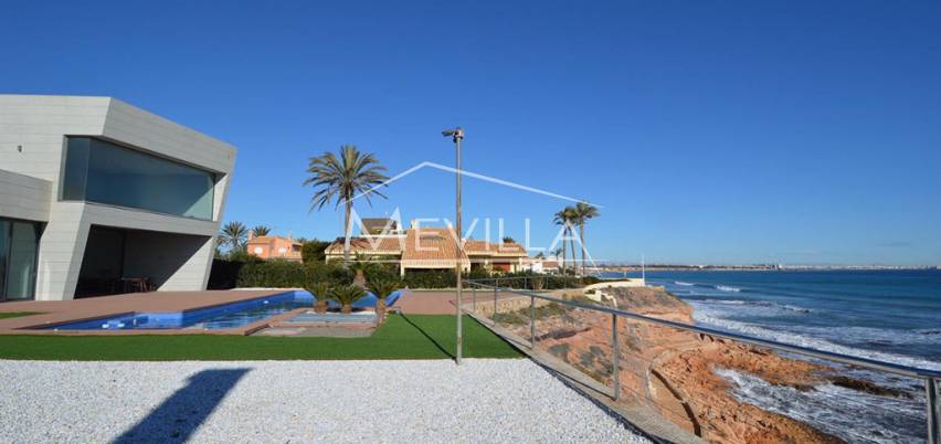 To enjoy the Costa Blanca, we have exclusive villas in Cabo Roig, Orihuela Costa 