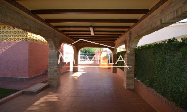 Eine überdachte Terrasse