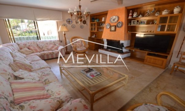 Ein Wohnzimmer mit Kamin