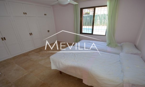 Ein Schlafzimmer mit 2 getrennten Betten