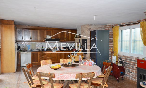 Stuen med spiseplass