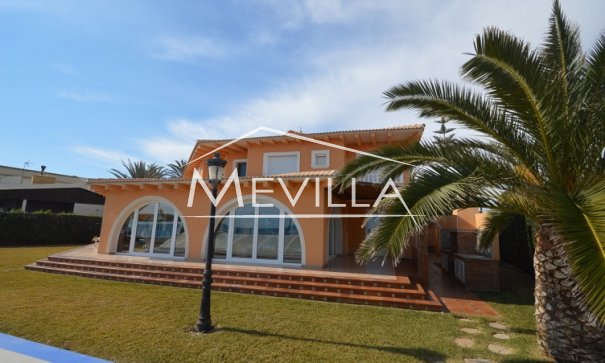 Frontline villa in Cabo Roig 